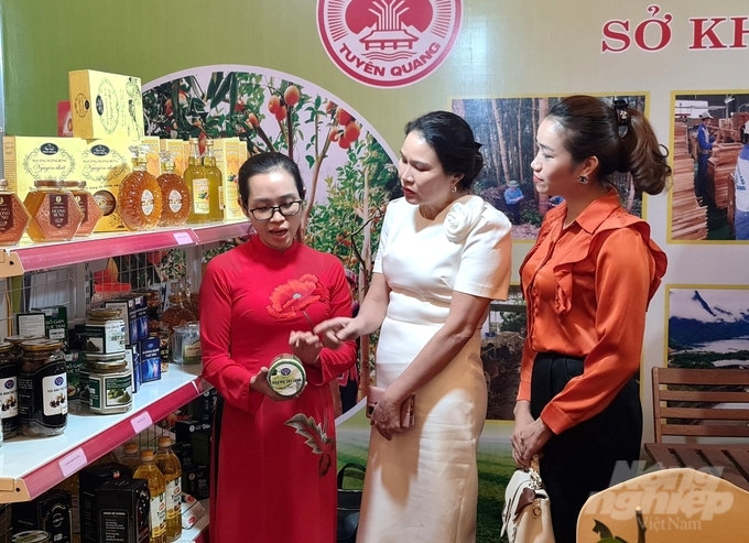 Các đại biểu tham quan gian hàng bày sản phẩm nông sản chủ lực, đặc sản được bảo hộ, cấp chứng nhận OCOP của tỉnh Tuyên Quang. Ảnh: Đào Thanh.