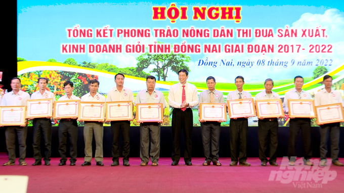 Nhiều nông dân điển hình tiên tiến, có thành tích xuất sắc trong phong trào thi đua sản xuất kinh doanh giỏi tỉnh Đồng Nai giai đoạn 2017 - 2022 được UBND tỉnh Đồng Nai tặng bằng khen. Ảnh: Minh Sáng. 