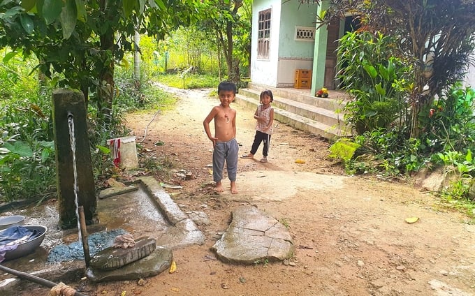 Tỷ lệ trẻ suy dinh dưỡng, thấp còi ở thôn K8 (xã Sông Kôn, huyện Đông Giang, Quảng Nam) lên đến 85%. Ảnh: Đăng Lâm.
