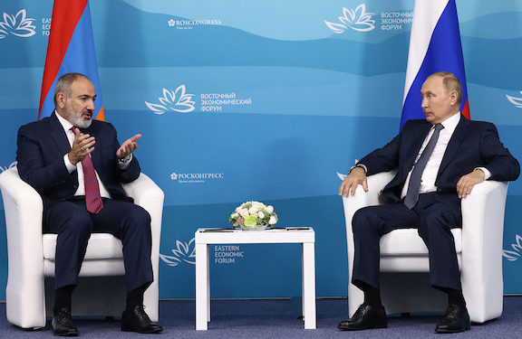 Tổng thống Nga Vladmir Putin và Thủ tướng Amernia Nikol Pashinyan trao đổi bên lề Diễn đàn Kinh tế Phương Đông tại thành phố Vladivostok hôm 7/9. Ảnh: Asbarez