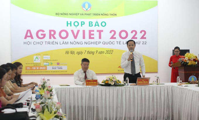 Mr. Hoang Van Du (standing), Deputy Director of the Agricultural Trade Promotion Center said that many workshops and forums within the framework of the event to connect, consult, provide information, and consume agricultural products. Photo: Trung Quan.