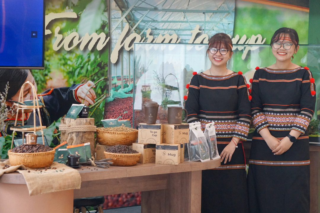 Hội chợ cũng là dịp để nhiều địa phương giới thiệu tới du khách quốc tế những sản vật của địa phương. Ảnh: Nguyễn Thủy.