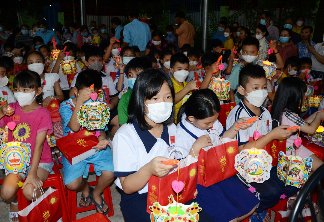 200 em thiếu nhi là con của hội viên nông dân nghèo, cận nghèo, có hoàn cảnh khó khăn đang học tiểu học trên địa bàn xã Tân Thông Hội và xã Tân An Hội, huyện Củ Chi vui Trung thu. Ảnh: T.Dương.