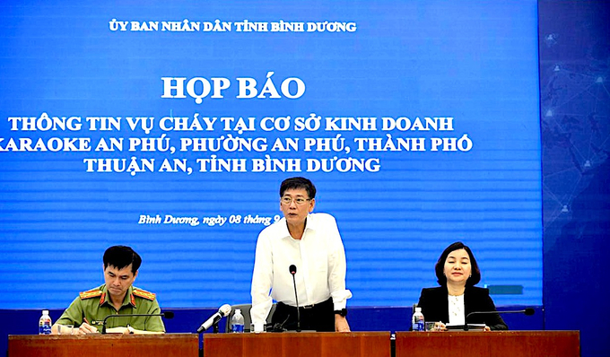 Ông Mai Hùng Dũng, Chủ tịch UBND tỉnh Bình Dương thông tin ban đầu về vụ cháy trong buổi họp báo. Ảnh: Minh Lý.