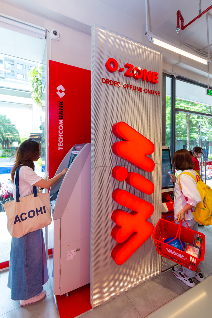 Khách hàng sử dụng hệ thống CDM thế hệ mới của Techcombank và đặt trà - cà phê Phúc Long tại khu vực O - Zone trong cửa hàng WIN.