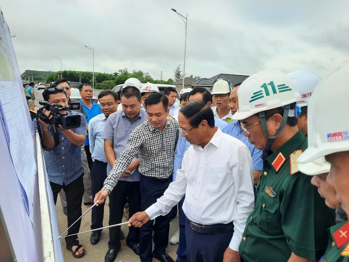Phó Thủ tướng Chính phủ Lê Văn Thành cùng đoàn công tác đi kiểm tra toàn tuyến dự án cao tốc Cam Lộ - La Sơn sáng 9/9. Ảnh: DL.