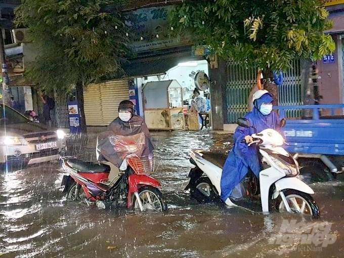 Ngập lụt ở TP.HCM. Ảnh: Thanh Sơn.