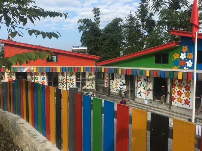 Một góc ngôi trường xây bằng nhựa tái chế đầu tiên của Việt Nam. Ảnh: T.L