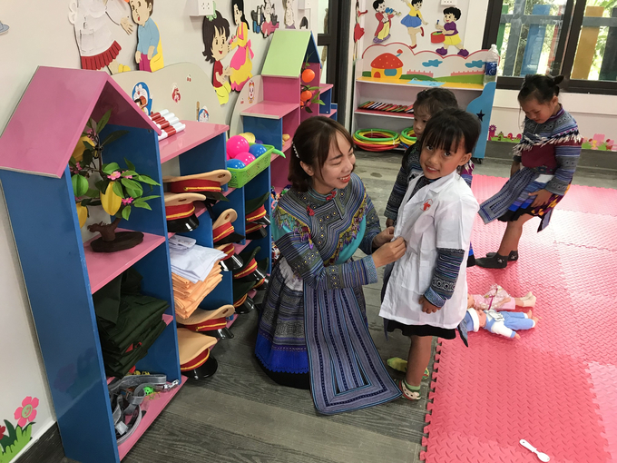 Cô trò huyện nghèo vùng cao Mường Khương phấn khởi có ngôi trường mới xây bằng nhựa tái chế rất đặc biệt. Ảnh: T.L.