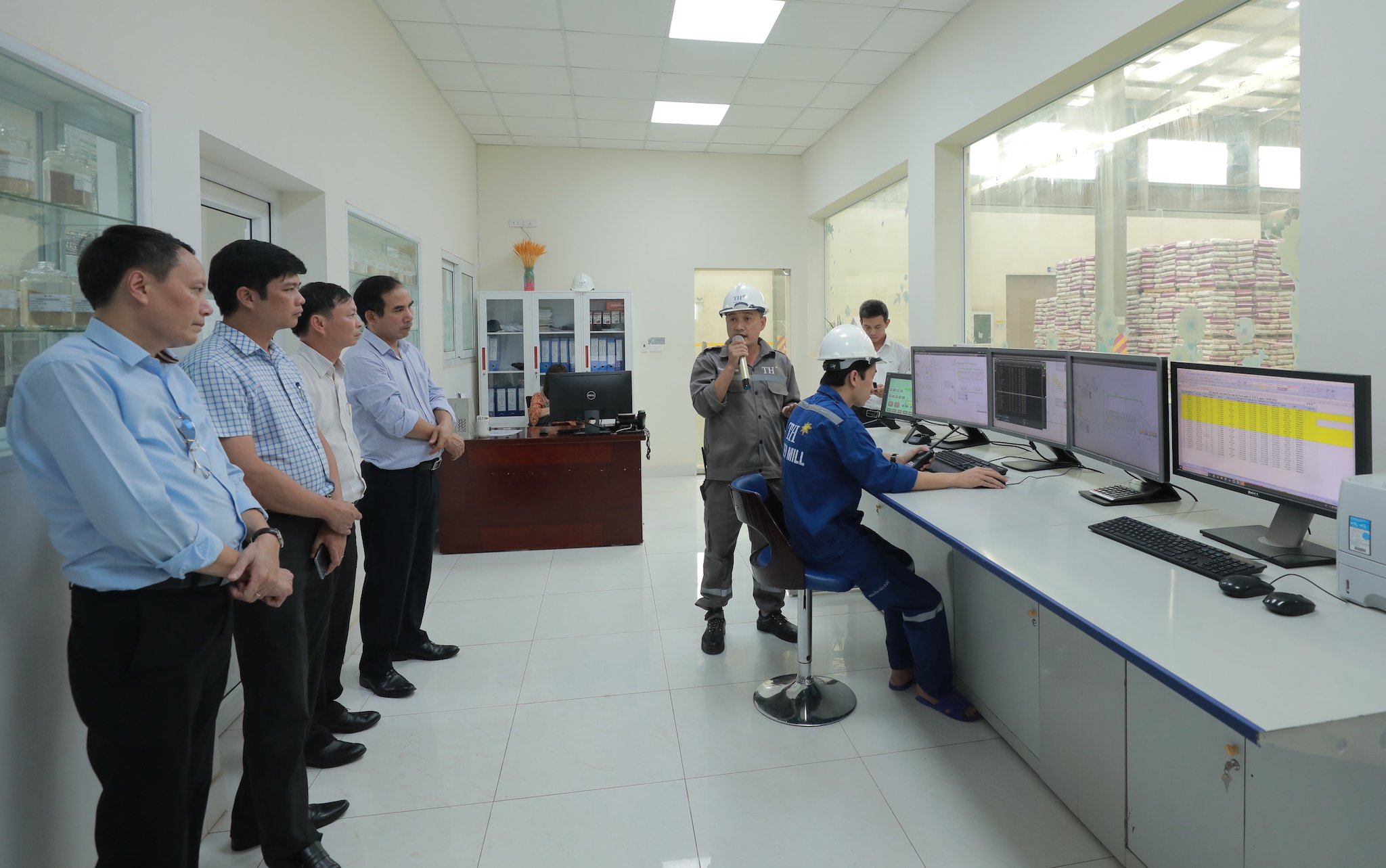 Các thành viên đoàn công tác tham quan một khu điều khiển trong chuỗi sản xuất sữa của Tập đoàn TH tại Nghệ An. Ảnh: Tập đoàn TH.
