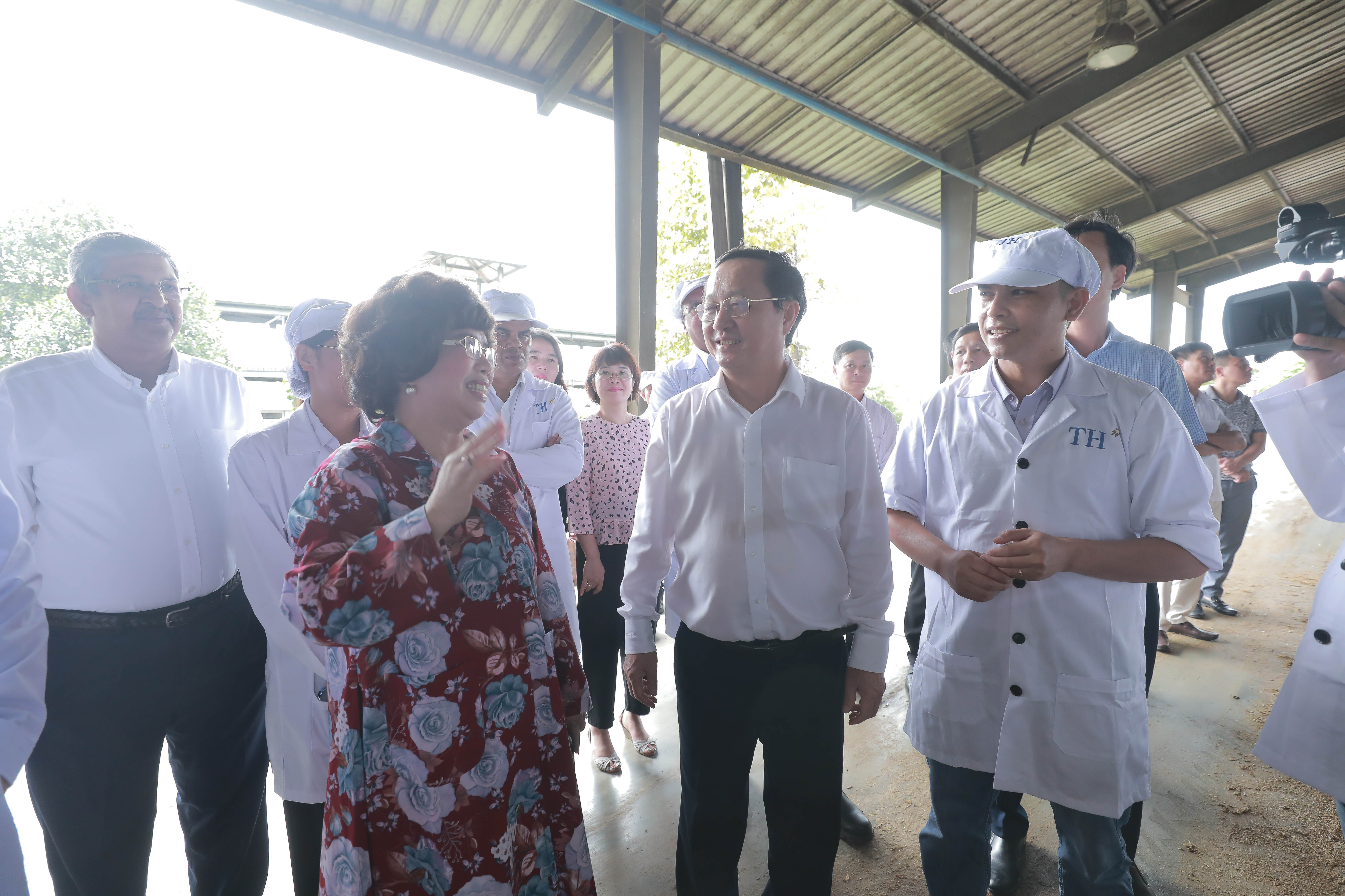 Bà Thái Hương cùng các thành viên đoàn công tác đi thăm khu trang trại của Tập đoàn TH. Ảnh: Tập đoàn TH.