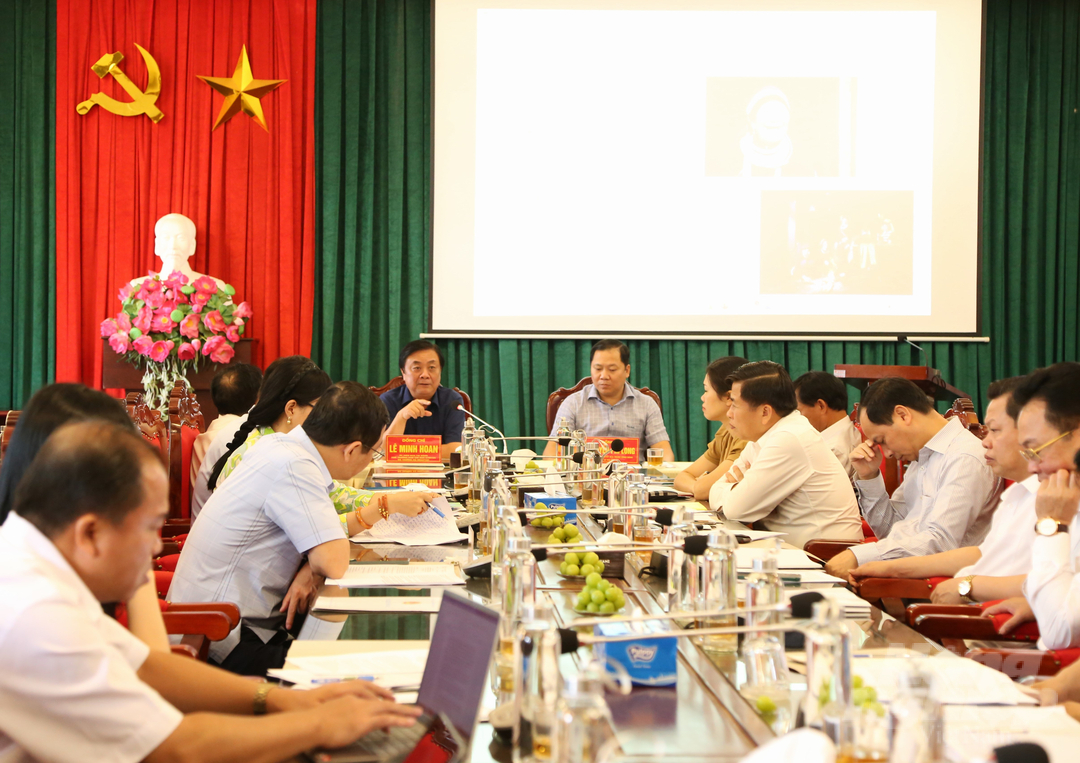 Đoàn công tác của Bộ NN-PTNT làm việc với tỉnh Hòa Bình tại huyện Yên Thủy. Ảnh: Minh Phúc.