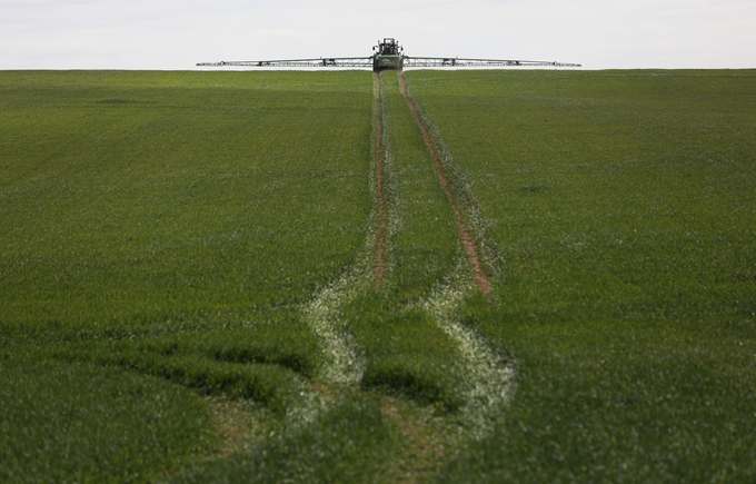 Hình ảnh một chiếc máy kéo đang rải phân bón trên cánh đồng lúa mì ở Buntingford, Anh trong bối cảnh nhiều quốc gia châu Âu đang phải gồng mình chống đỡ tình trạng lạm phát lương thực, thực phẩm. Ảnh: Bloomberg