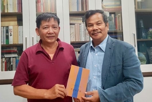 Nhà thơ Trần Quang Quý tặng tác giả bài báo tập thơ 'Nguồn'.