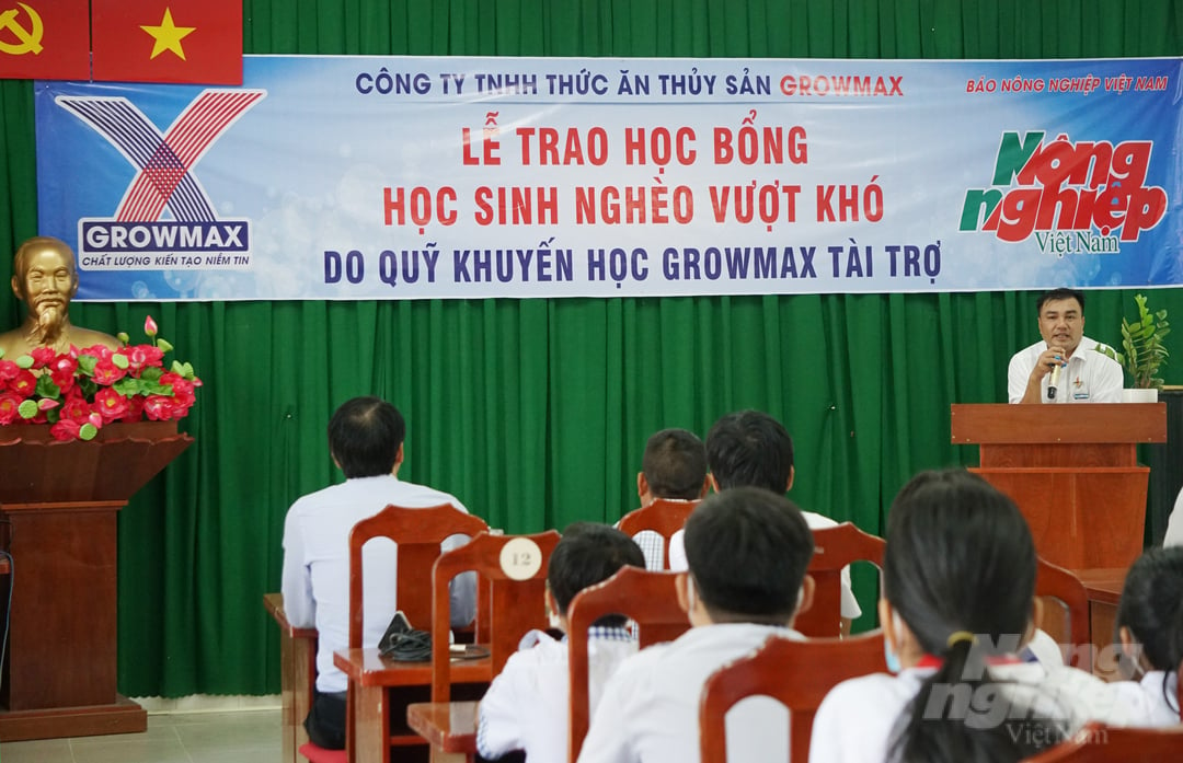 Ông Nguyễn Văn Dũng, quản lý khu vực Đông Nam bộ Công ty TNHH thức ăn thủy sản GrowMax phát biểu tại lễ trao học bổng cho học sinh Trường THCS Tam Thôn Hiệp. Ảnh: Nguyễn Thủy.