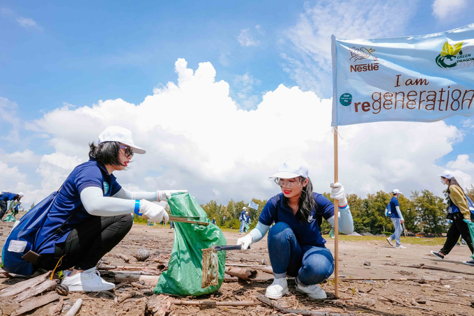 Nhân viên của Nestlé Việt Nam tham gia thu gom rác thải ở biển Cần Giờ.
