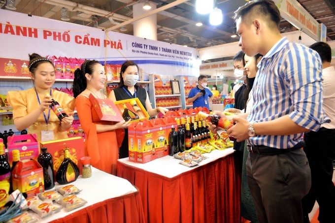 Ms. Cao Hong Van introducing peanut worm fish sauce to tourists. Photo: Nguyen Thanh.