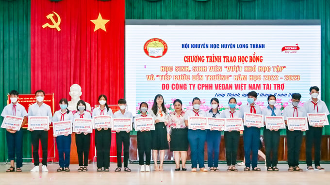 Bà Nguyễn Thu Thủy - Phó Giám đốc đối ngoại Công ty Vedan Việt Nam trao học bổng cho các em học sinh.