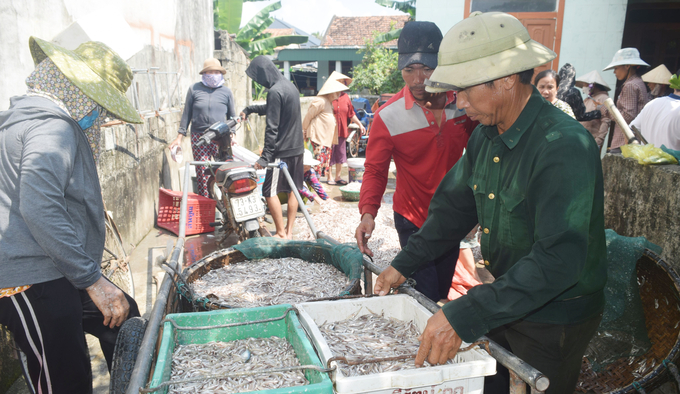 Người mua, kẻ bán nhộn nhịp trên bờ. Ảnh: TT.