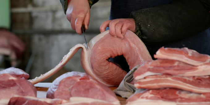 Thịt lợn là một trong những mặt hàng chiếm tỷ trọng lớn nhất trong nhóm thực phẩm thuộc chỉ số CPI của Trung Quốc. Ảnh: Nikkei Asia