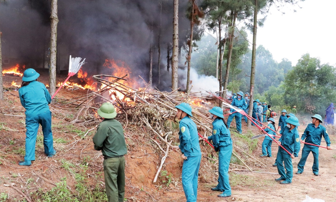 Dân quân tự vệ tham gia chữa cháy rừng tại buổi Diễn tập PCCCR huyện Quế Võ năm 2022.