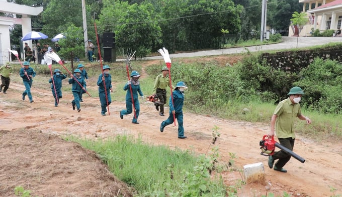 Huy động lực lượng kiểm lâm, dân quân tự vệ và nhân dân tham gia chữa cháy rừng tại buổi Diễn tập PCCCR huyện Quế Võ năm 2022.