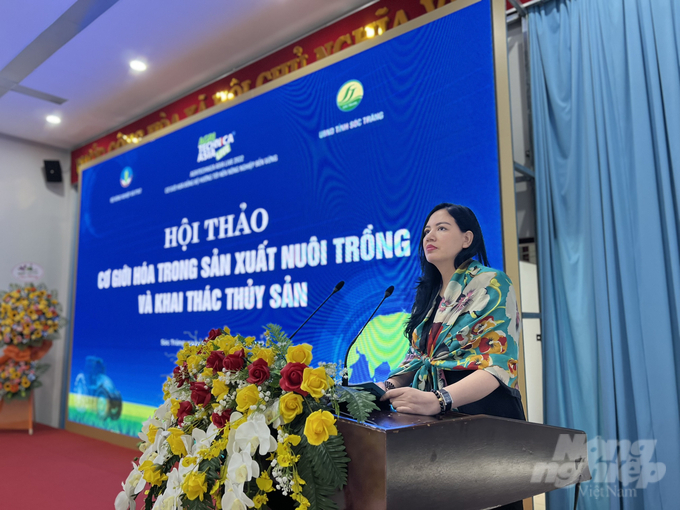 Bà Nguyễn Thị Hằng, Tổng Giám đốc Công ty CP Tập đoàn Thủy sản Bồ Đề phát biểu về đề án 'Chuyên nghiệp hóa người nông dân' tại Hội thảo 'Cơ giới hóa trong sản xuất nuôi trồng và khai thác thủy sản diễn ra tại Sóc Trăng. Ảnh: Trọng Linh.