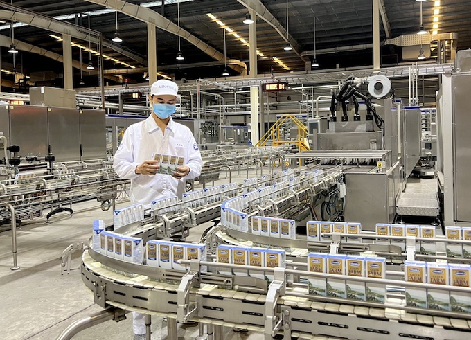 Các nhà máy sản xuất sữa tươi Vinamilk Green Farm tuân thủ nghiêm ngặt các quy định về an toàn thực phẩm và bảo vệ môi trường.