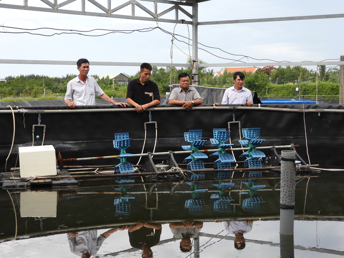 ông Nguyễn Văn Sành (áo xám) chia sẻ kinh nghiệm sản xuất với các thành viên HTX. Ảnh: Trần Trung.