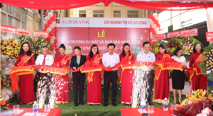 Lễ khai trương ra mắt và đưa vào hoạt động máy ATM đa chức năng của ngân hàng Agribank tại thị xã Gò Công, tỉnh Tiền Giang. Ảnh: Quốc Trí.