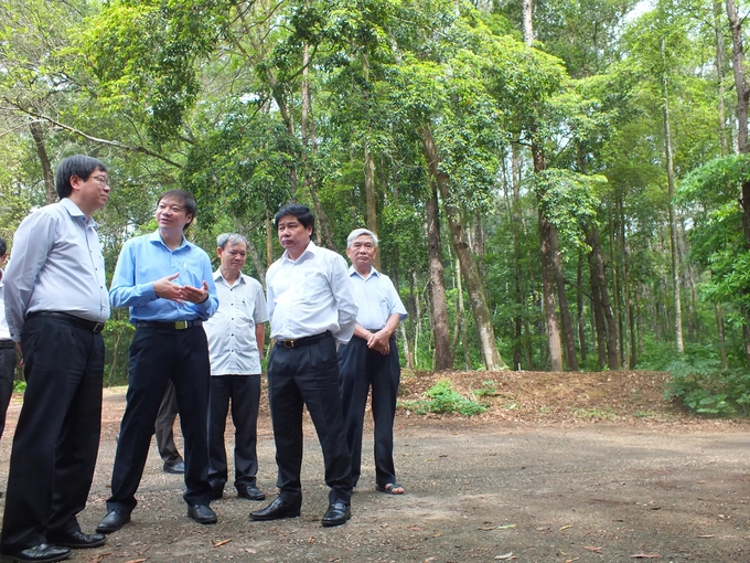 Deputy Minister of MARD Le Quoc Doanh (second from right) during a visit to the university. Photo: Le Ben.