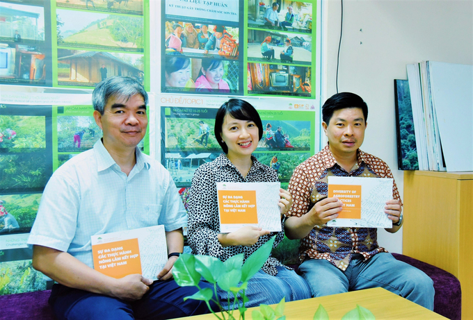 dr  Nguyen Quang Tan, Dr.  Nguyen Mai Phuong and Dr.  Rachmat Mulia (left to right) and the Vietnamese version of the book Agroforestry Diversity in Vietnam.