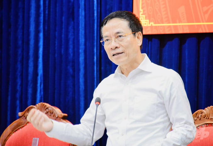 Bộ trưởng Bộ Thông tin và Truyền thông Nguyễn Mạnh Hùng chia sẻ tại hội nghị ngày 14/9. Ảnh: Trọng Linh.