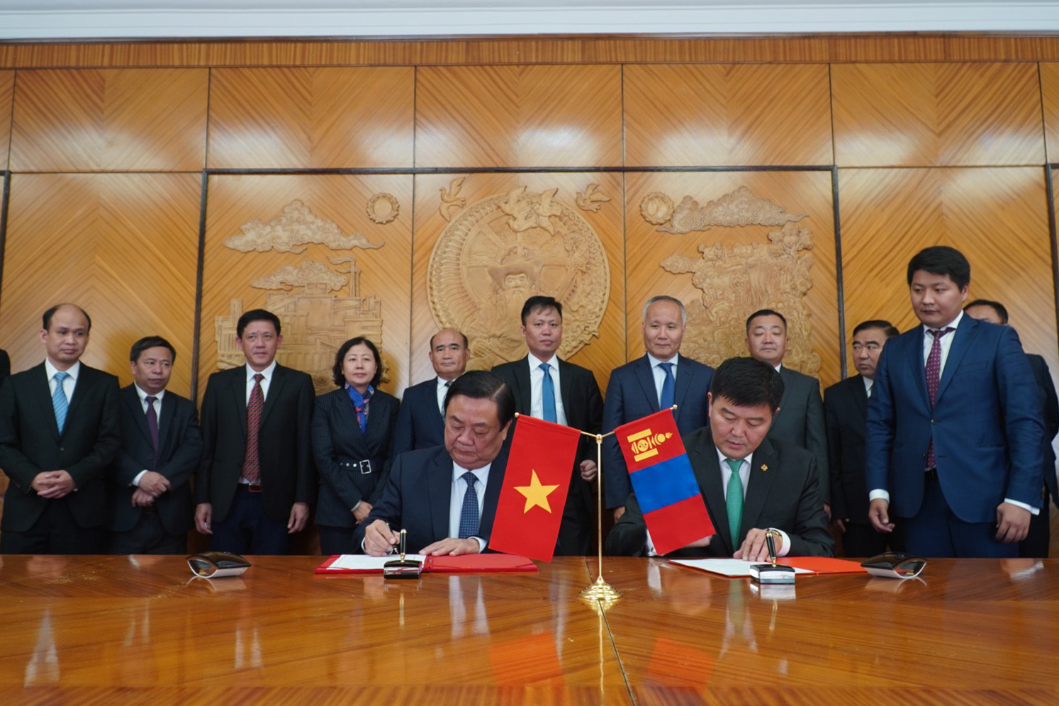 Minister Le Minh Hoan and Minister Khayangaa Bolorchuluun signed the first Memorandum of Understanding on Agricultural Cooperation between Vietnam and Mongolia. Photo: Anh Tuan.