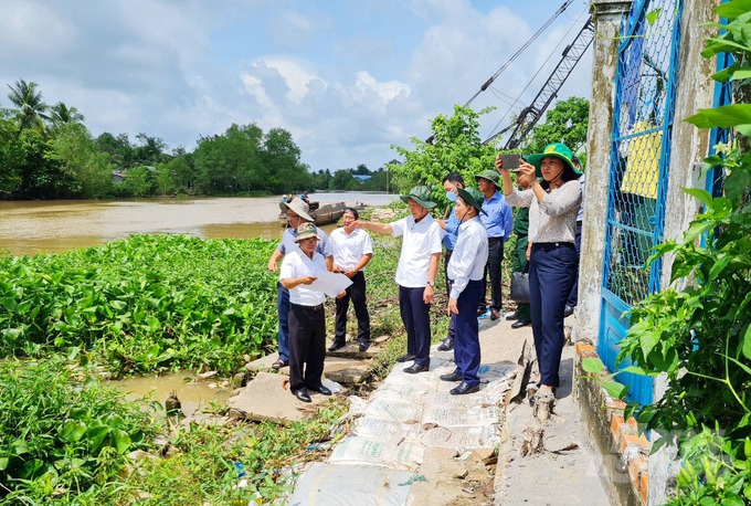 Ông Nguyễn Ngọc Hè, Phó Chủ tịch UBND TP Cần Thơ dẫn đầu đoàn công tác đến rạch Cái Sơn kiểm tra về tiến độ giải phóng mặt bằng để xây dựng kè chống sạt lở xâm nhập mặn, ứng phó biến đổi khí hậu. Ảnh: Lê Hoàng Vũ.