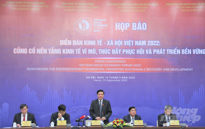 Cuộc họp báo thông tin về Diễn đàn Kinh tế - Xã hội Việt Nam 2022 sáng 15/9. Ảnh: Phạm Hiếu.