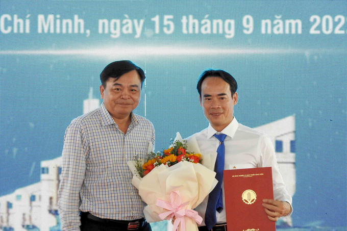 Thứ trưởng Nguyễn Hoàng Hiệp trao quyết định bổ nhiệm ông Tô Văn Thanh làm Chủ tịch HĐTV Công ty TNHH MTV Khai thác thủy lợi Miền Nam. Ảnh: Thanh Sơn.