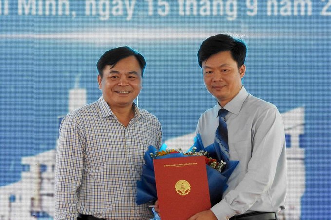 Thứ trưởng Nguyễn Hoàng Hiệp trao quyết định bổ nhiệm ông Nguyễn Việt Anh làm Tổng Giám đốc Công ty TNHH MTV Khai thác thủy lợi Miền Nam. Ảnh: Thanh Sơn.