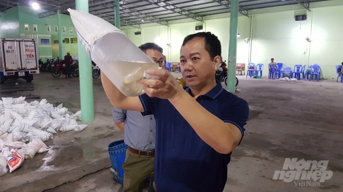 Tổng cục trưởng Trần Đình Luân kiểm tra chất lượng con giống thủy sản.