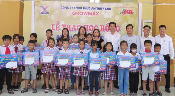 Các em học sinh được nhận học bổng tại trường TH Hải Ninh. Ảnh: TP