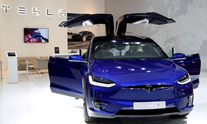 Một chiếc xe điện Tesla Model X được trưng bày tại Triển lãm Ô tô Brussels, Bỉ, hồi tháng 1/2020. Ảnh: Reuters.