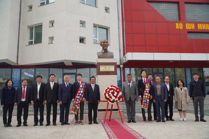 MARD Minister Le Minh Hoan and the delegation visit High School No. 14 named after President Ho Chi Minh.