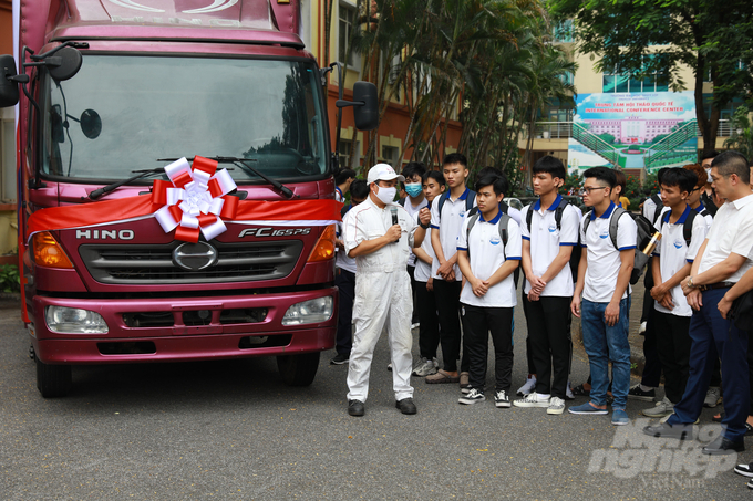 Cán bộ kỹ thuật công ty giới thiệu sơ lược về xe tải Hino 500 series dòng FC3J cho sinh viên. Ảnh: HG.