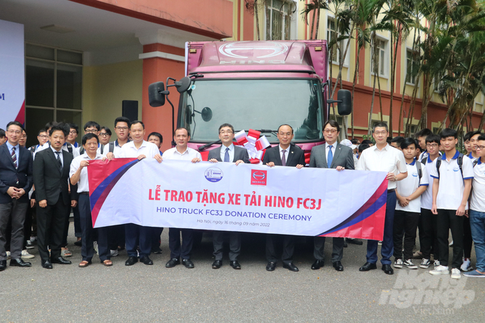 Công ty TNHH Hino Motors Việt Nam trao cho Trường Đại học Thuỷ lợi xe tải Hino 500 series dòng FC3J. Ảnh: HG.