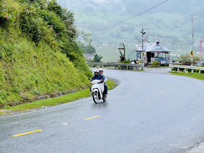 Người dân Sa Pa di chuyển bằng xe phải mặc thêm áo mưa bên ngoài để giữ ấm. Việc mang theo áo mưa giấy cũng được khuyến nghị đối với du khách hay lên vùng cao vào mùa này.