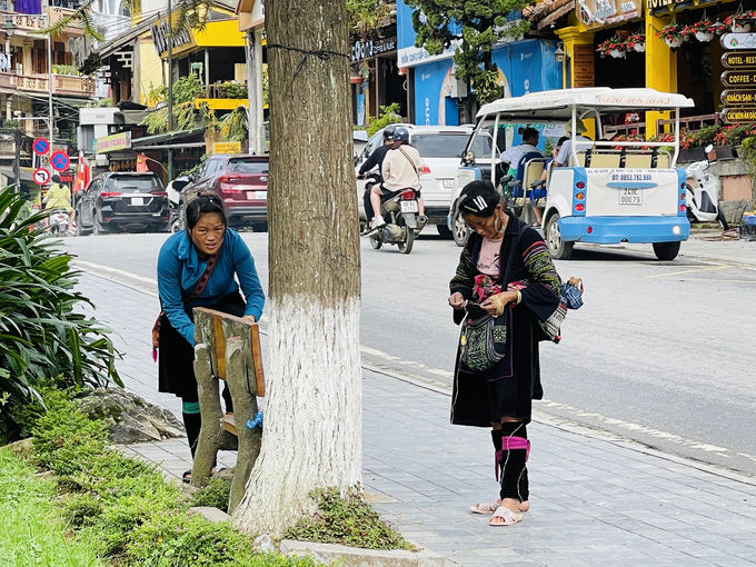 Sa Pa là nơi sinh sống của 6 dân tộc gồm: Kinh, Mông, Dao đỏ, Tày, Giáy và Xa Phó. Thế nhưng do Sa Pa là khu du lịch lâu đời, nên đồng bào dân tộc thiểu số ở đây cũng đã quen với việc tham gia vào các khâu trong dịch vụ du lịch.