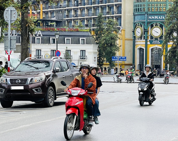 Người dân, du khách đến Sa Pa phải mặc áo khoác để giữ ấm, nhất là khi đi xe máy. Mặc dù vậy, thời điểm này chưa phải mùa đông. Chính vì thời tiết đặc biệt nên Sa Pa luôn hấp dẫn du khách phía Nam - nơi nắng nóng quanh năm.  