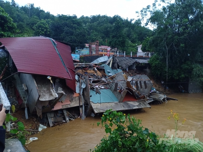 Mưa lớn gây sạt lở khiến nhiều ngôi nhà tại tỉnh Hà Giang bị đổ sập hoàn toàn. Ảnh: Văn Dũng. 