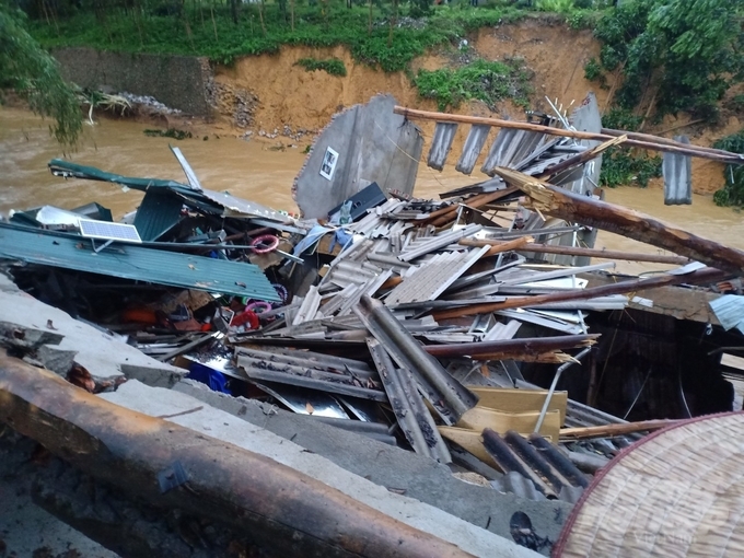 Những ngôi nhà bị đổ sập theo dòng nước lũ ở Hà Giang. Ảnh: Văn Dũng.