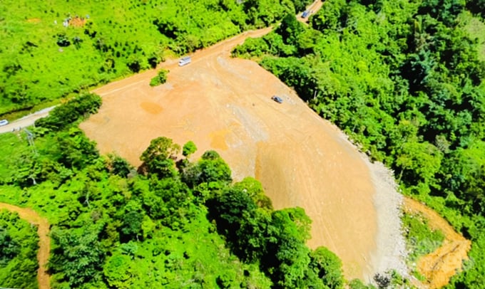 Đến ngày 16/9/2022, dọc theo tuyến đường mới mở từ TP Bắc Kạn đến huyện Ba Bể vẫn còn nhiều bãi đất vùi lấp diện tích đất và cây rừng nhưng chưa bị xử lý. Ảnh: Toán Nguyễn.
